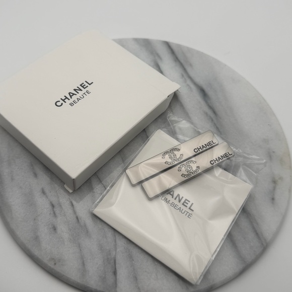 CHANEL CC LOGO HAIR CLIP SET – CRYSTAL & CREAM (SET OF 2) - Picture 3 of 3